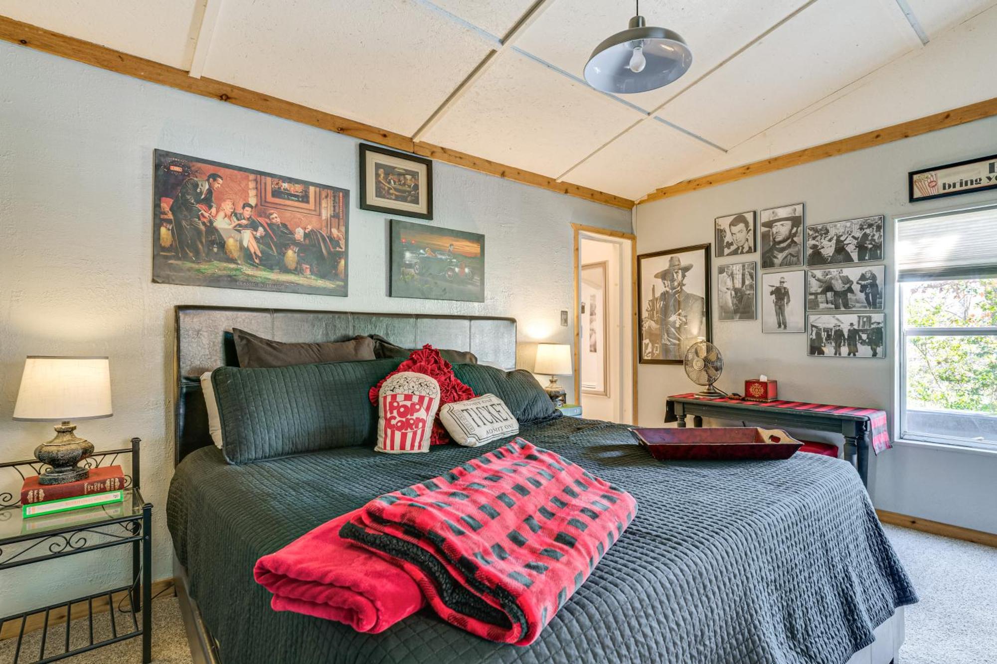 College Station Getaway With Hot Tub And Courtyard! Villa Luaran gambar
