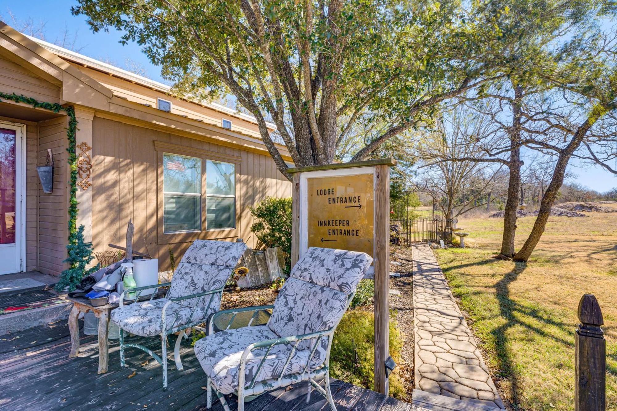 College Station Getaway With Hot Tub And Courtyard! Villa Luaran gambar