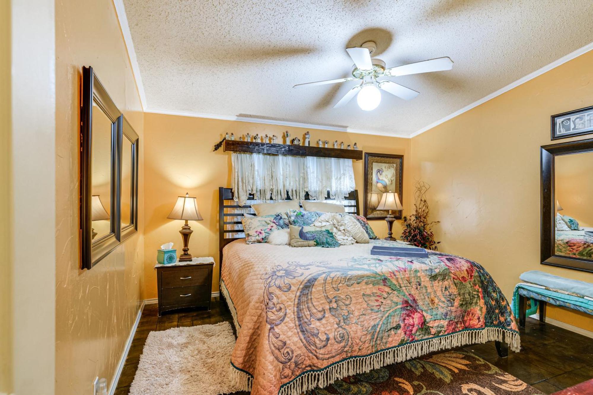 College Station Getaway With Hot Tub And Courtyard! Villa Luaran gambar