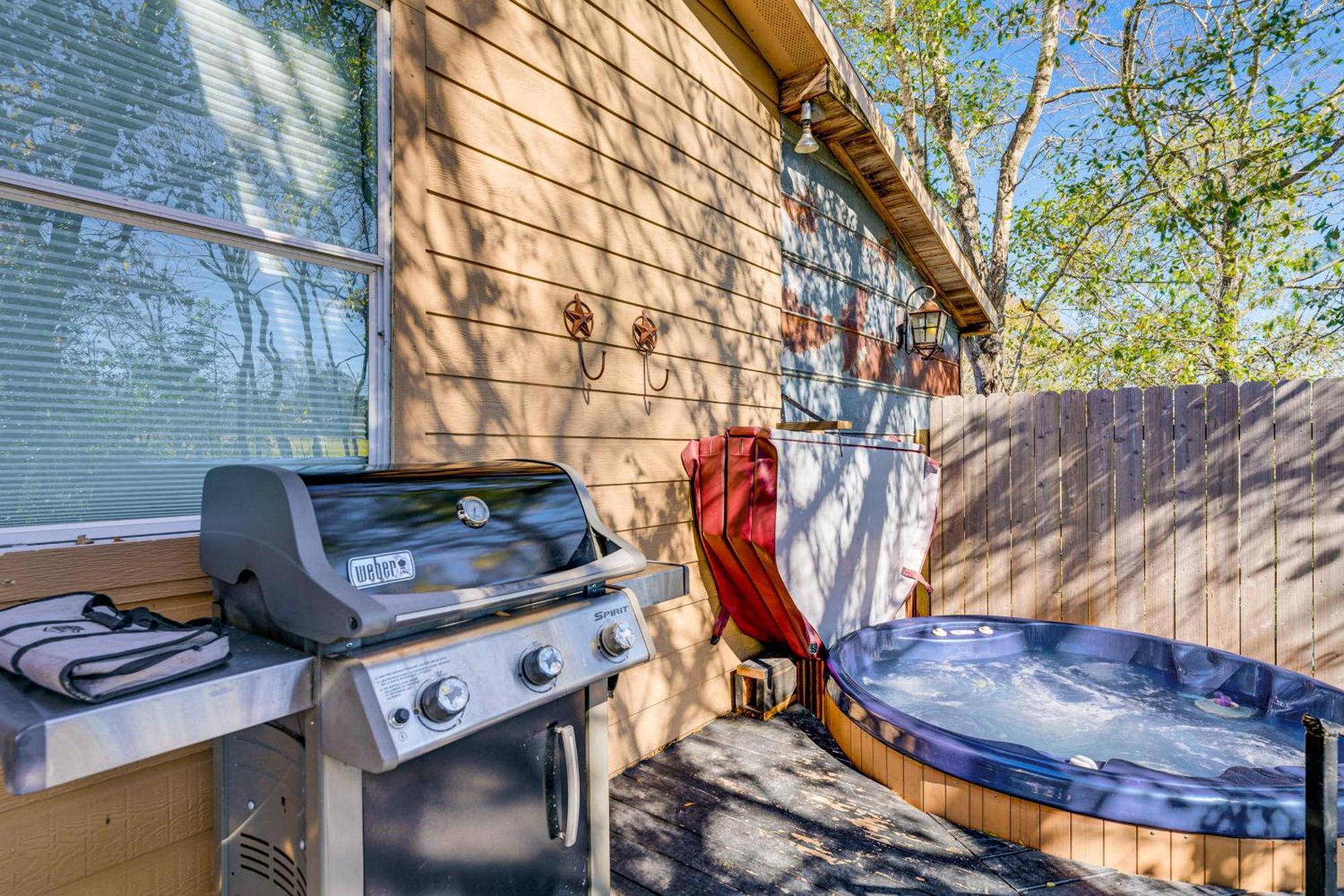 College Station Getaway With Hot Tub And Courtyard! Villa Luaran gambar