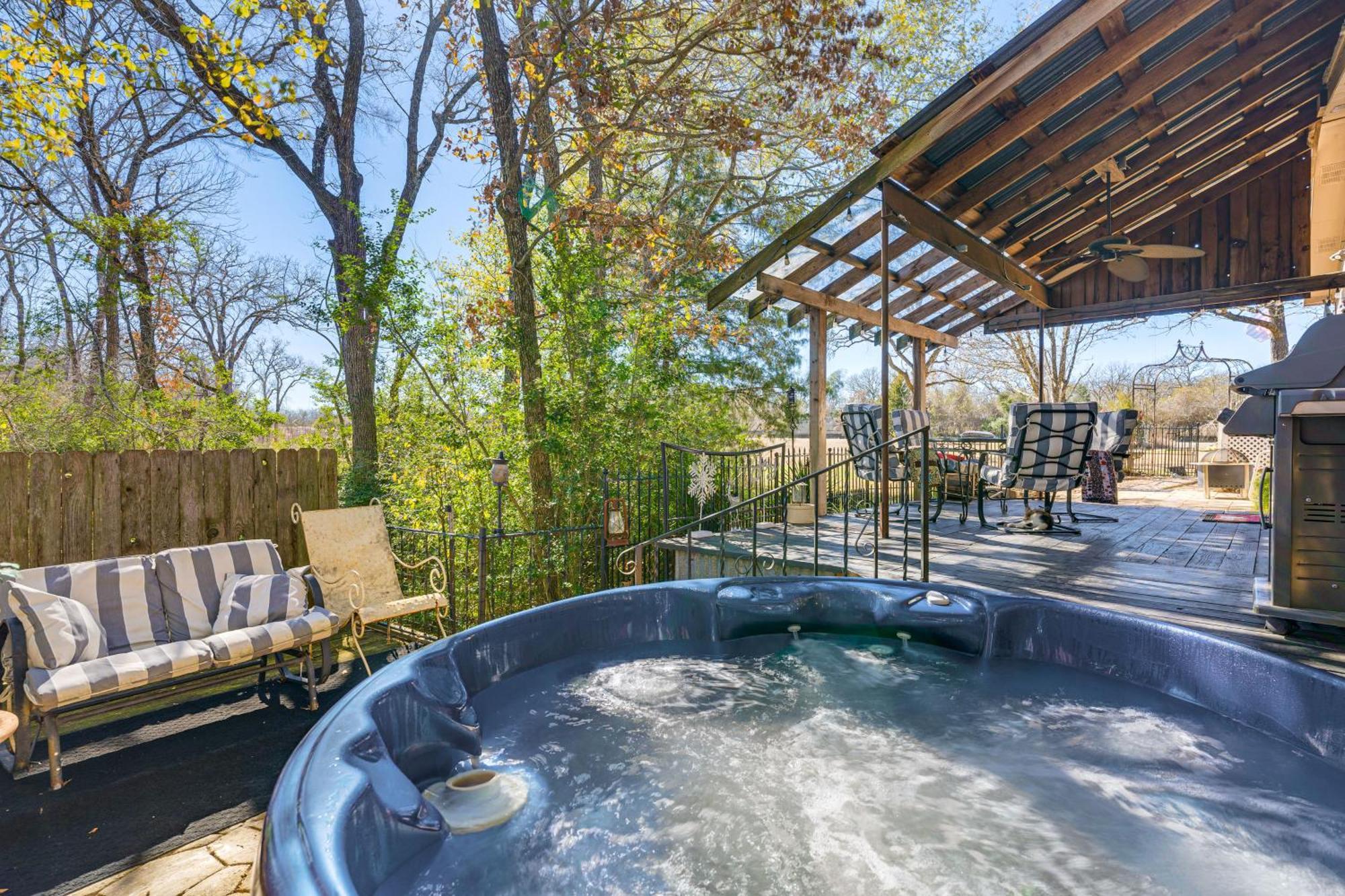 College Station Getaway With Hot Tub And Courtyard! Villa Luaran gambar